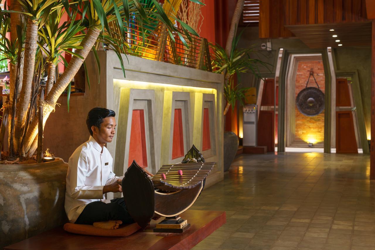 Golden Temple Residence Siem Reap Exterior foto Thai musician playing the khene