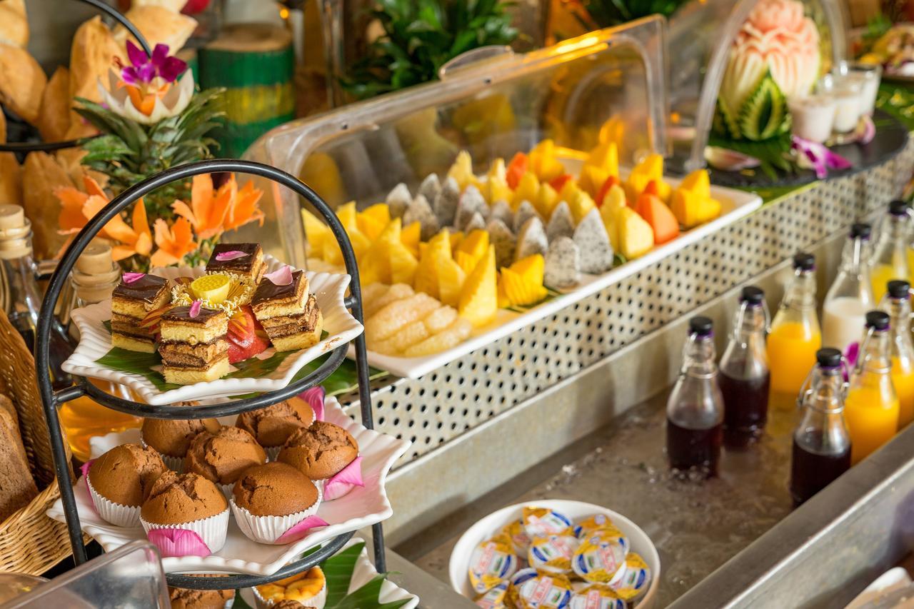 Golden Temple Residence Siem Reap Exterior foto A buffet at a hotel
